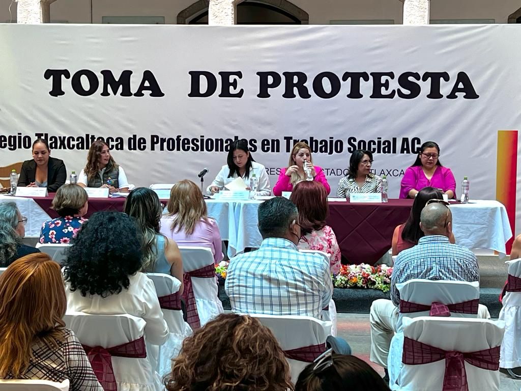 Encabeza Lupita Cuamatzi Aguayo toma de protesta a profesionales en Trabajo Social